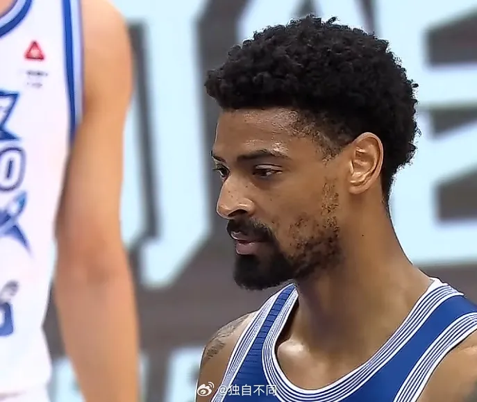 kaiyun官网-青岛队记：进攻端被解放出来的米奇，再次成为获胜的功臣